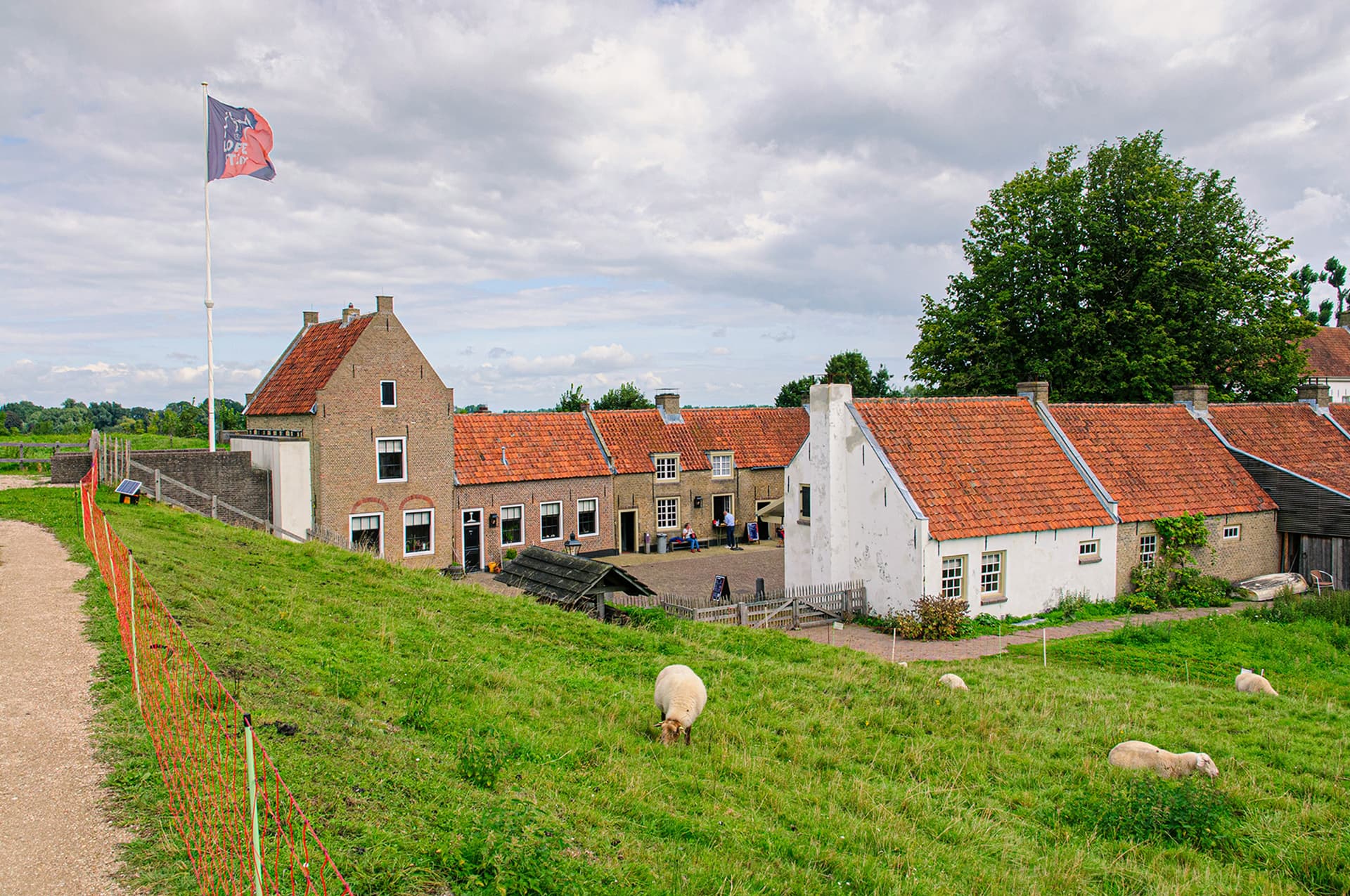 Cycle route Woudrichem and Poederoijen